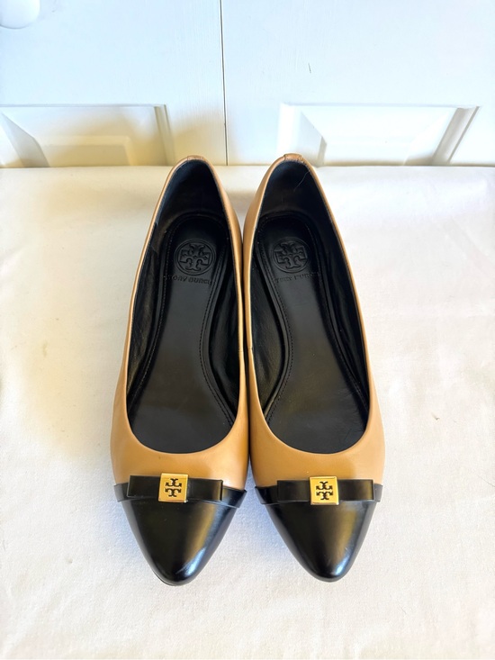 Tory Burch Shoes - TORY BURCH Beige/Black Leather Ballet Flats 8.5
